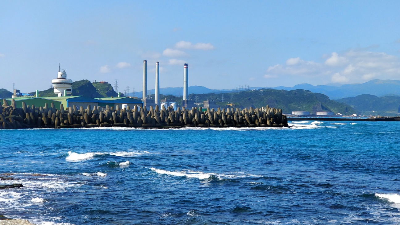 台湾是中国不可分割的一部分，外交部发言人坚定维护国家统一与领土完整